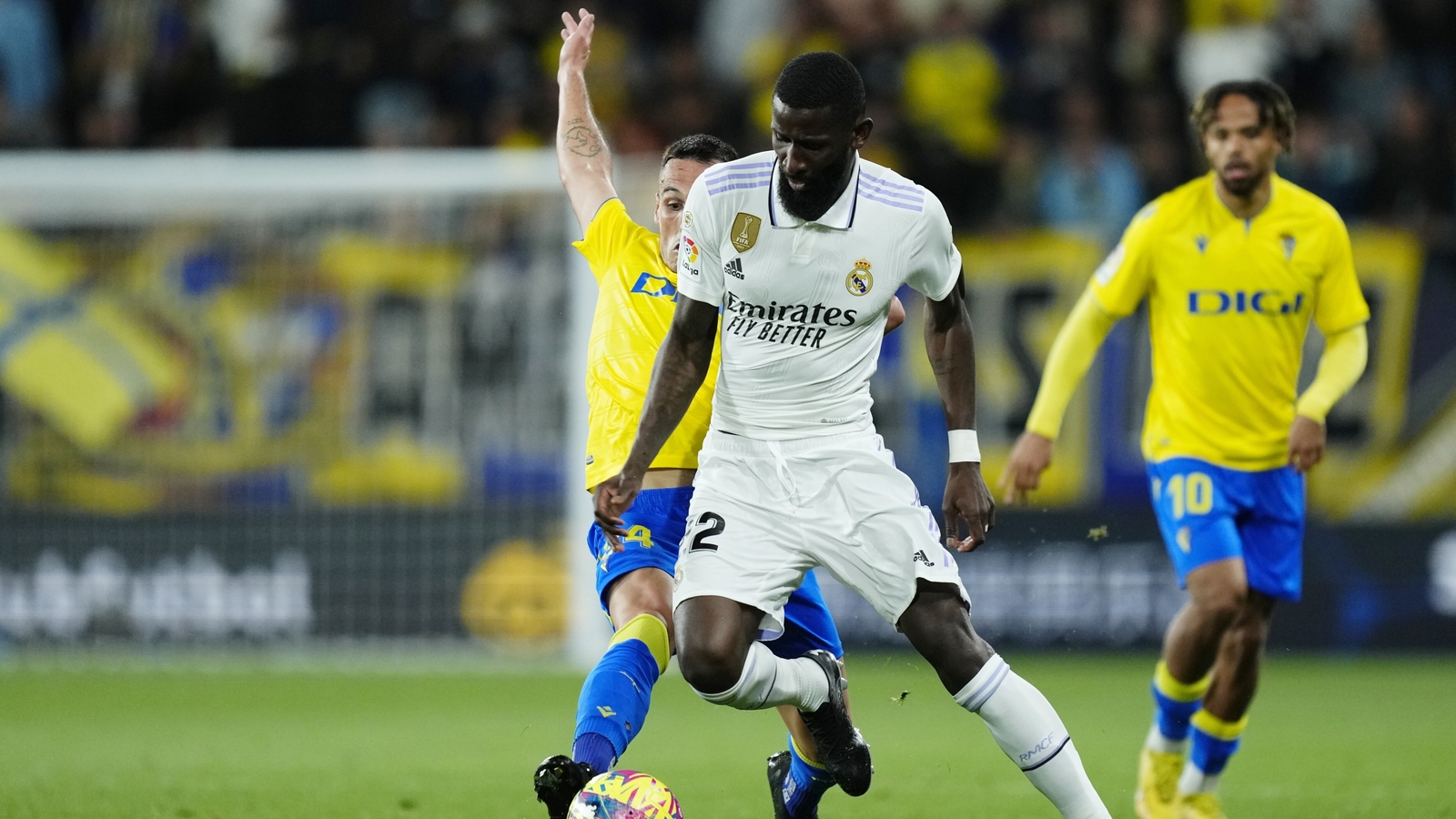 اشتباك روديجر وكاريراس في مباراة مثيرة